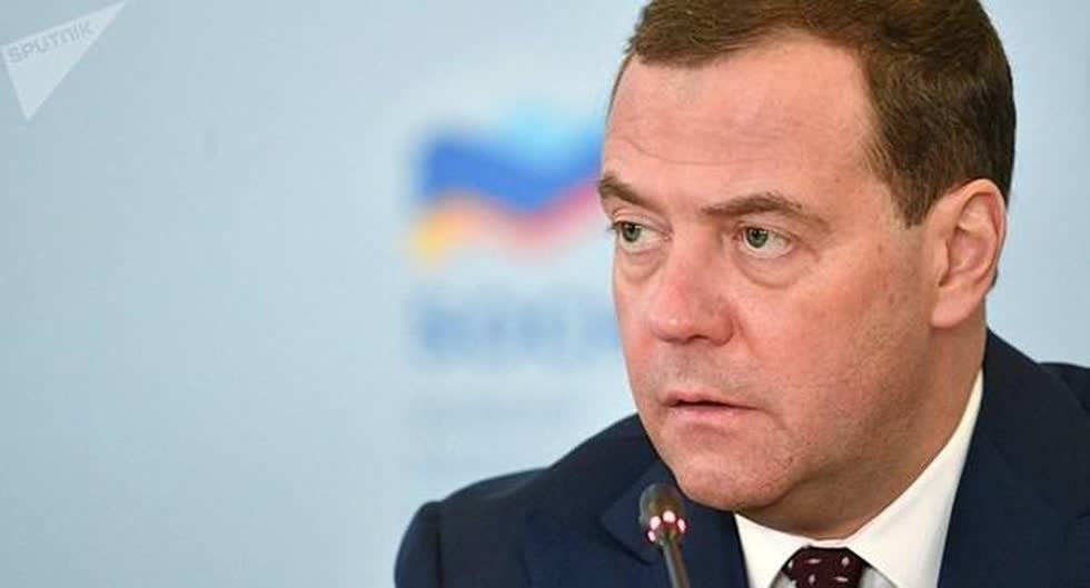 Thủ tướng Nga Dmitry Medvedev tuyên bố từ chức.