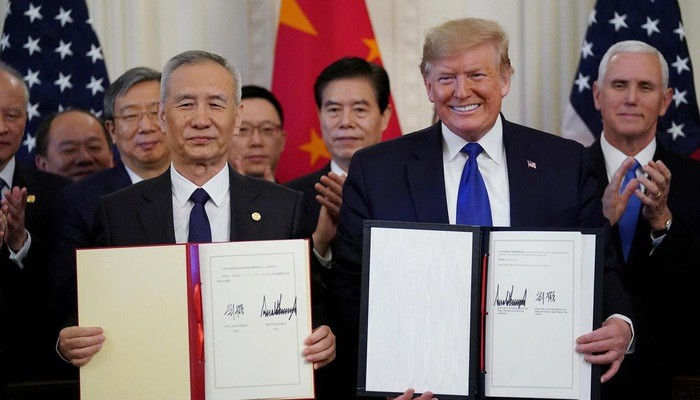 Phó thủ tướng Trung Quốc Lưu Hạc (trái) và Tổng thống Mỹ Donald Trump (phải) ký thỏa thuận thương mại giai đoạn 1 giữa hai nước tại Nhà Trắng ngày 15/1/2020. Ảnh: Reuters.