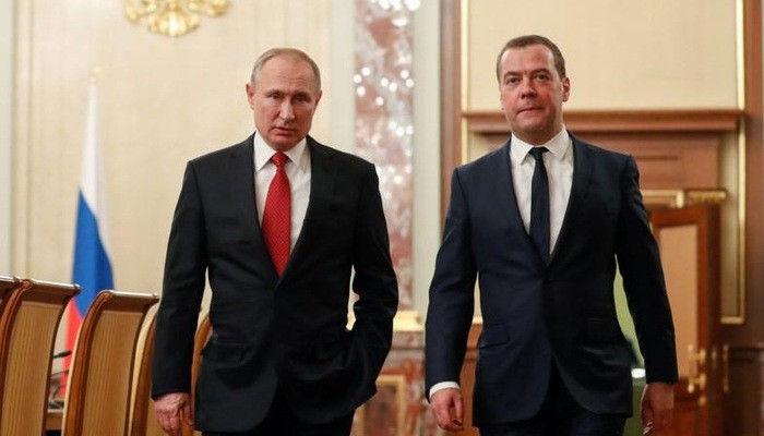 Tổng thống Nga Vladimir Putin (trái) và Thủ tướng Dmitry Medvedev trò chuyện trước một cuộc họp với các thành viên chính phủ tại Moscow, Nga ngày 15/1/2020 - Ảnh: Reuters.