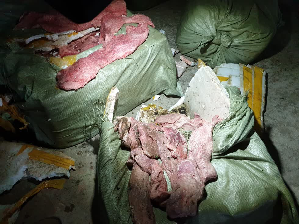 400kg nầm lợn đã bốc mùi hôi thối, không đảm bảo vệ sinh thú y bị thu giữ. Ảnh: Việt Đức.