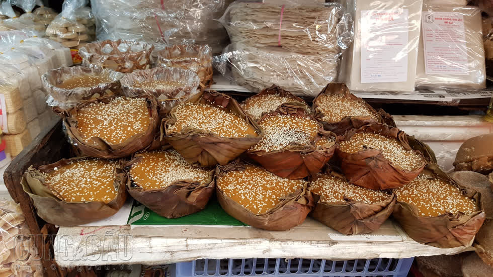 Bánh tổ được làm và vận chuyển từ Quảng Nam vào có giá khoảng 30.000 đồng/cái. 