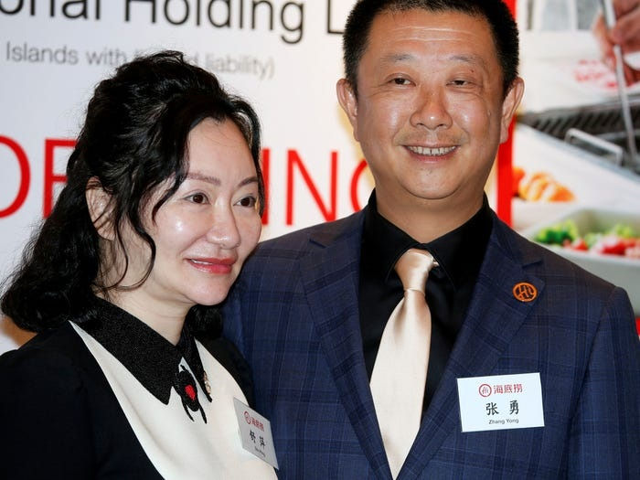 Bà Shu Ping, vợ của người đàn ông giàu nhất Singapore, Zhang Yong, là giám đốc và là một trong những người sáng lập chuỗi lẩu Haidilao.