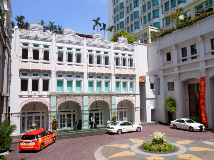 Kumar và RK là chủ nhà hàng đầu của Singapore, với các tài sản bao gồm Khách sạn năm sao Liên lục địa.