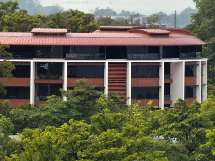 Bốn anh em nhà Kwee sở hữu Pontiac Land, sở hữu các khách sạn và tòa tháp văn phòng sang trọng trên khắp Singapore.