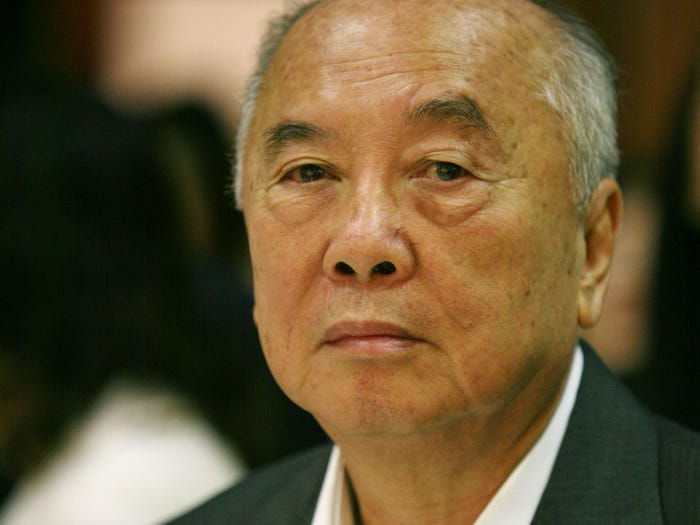 Wee Cho Yaw là chủ tịch danh dự của United Overseas Bank, ngân hàng lớn thứ ba của Singapore, được đồng sáng lập bởi cha ông.