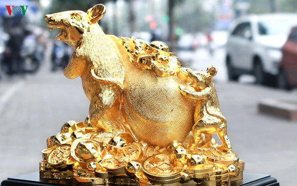 Tượng chuột mạ vàng năm nay có thiết kế độc đáo với giá bán dao động từ vài triệu cho đến chục triệu.