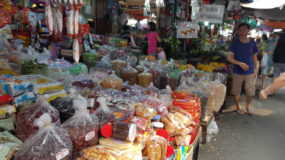 Một quầy bánh mứt tại chợ Tân Thành ngày cận tết. 