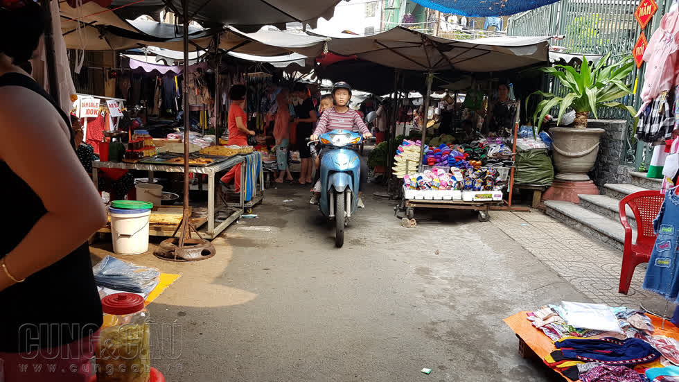 Chợ thưa thớt người dân có thể chạy xe quanh chợ. 