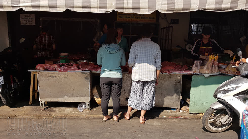 Một quầy thịt tại chợ