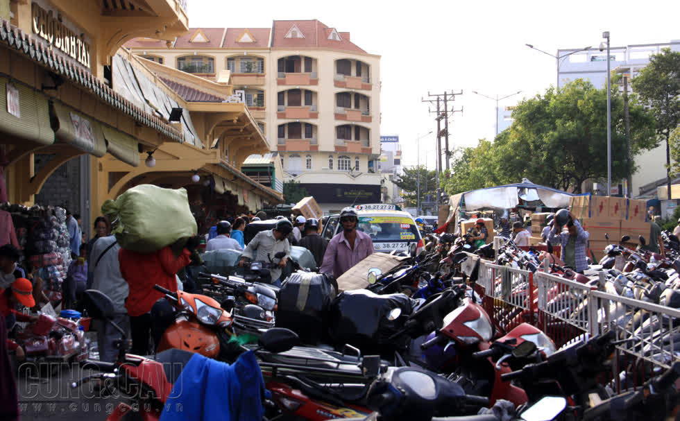 Đi chợ sỉ lớn nhất Sài Gòn những ngày cận Tết