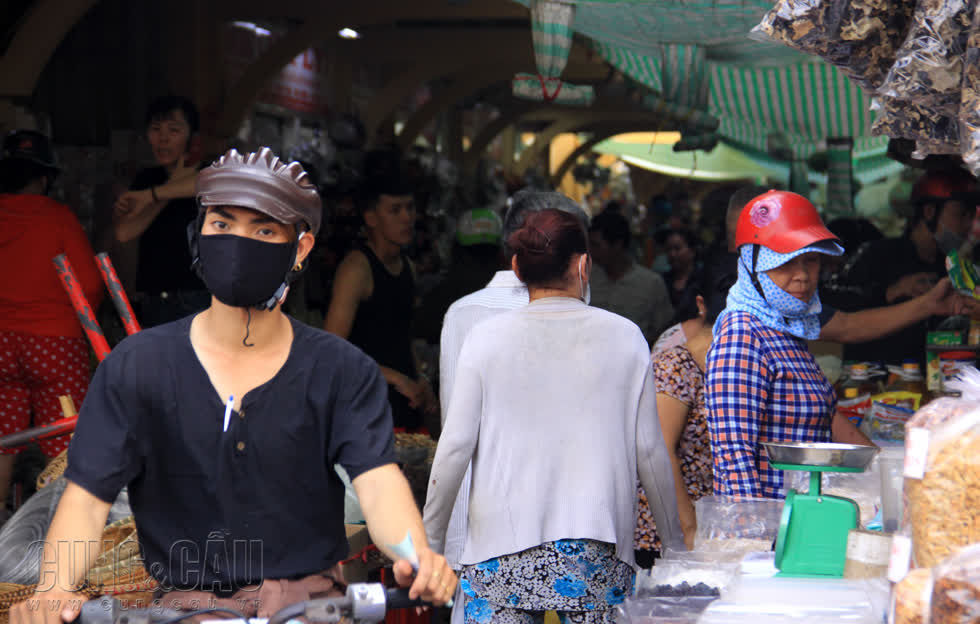 Đi chợ sỉ lớn nhất Sài Gòn những ngày cận Tết