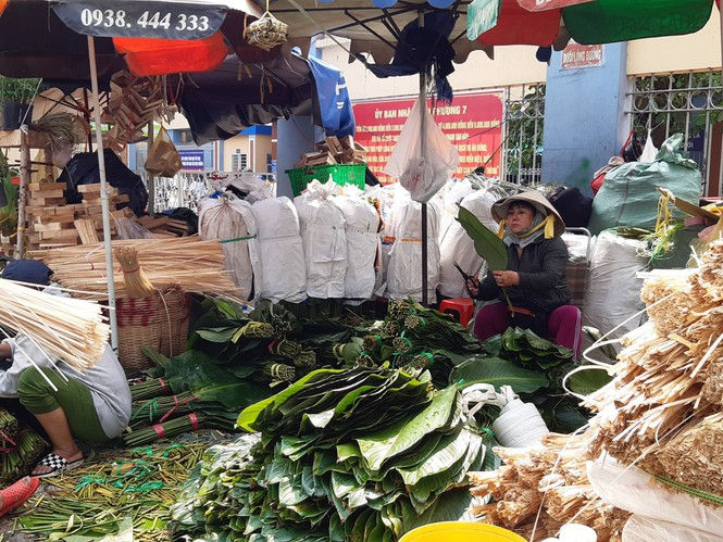 Buôn bán ế ẩm, nhưng nhiều tiểu thương vẫn chăm chút hàng hóa của mình hy vọng những ngày tới sẽ bán được hơn.