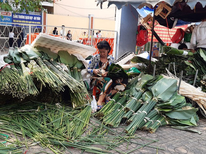 Chợ lá dong mở bán đã lâu nhưng số lượng hàng vẫn còn nhiều.