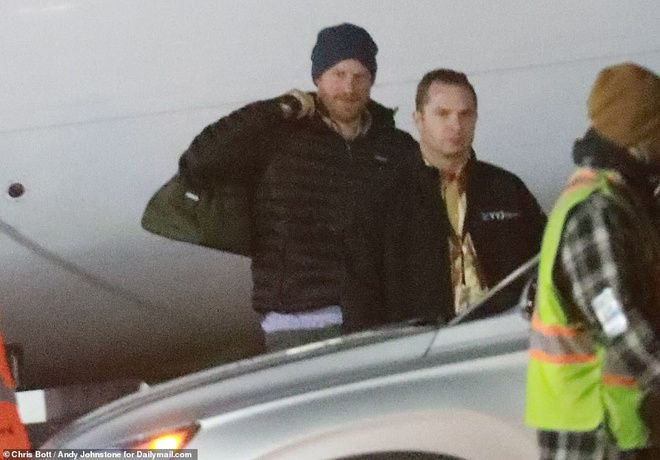 23666248_7910227_Prince_Harry_arrives_at_Victoria_Airport_last_night_ready_to_sta_a_14_1579595937062