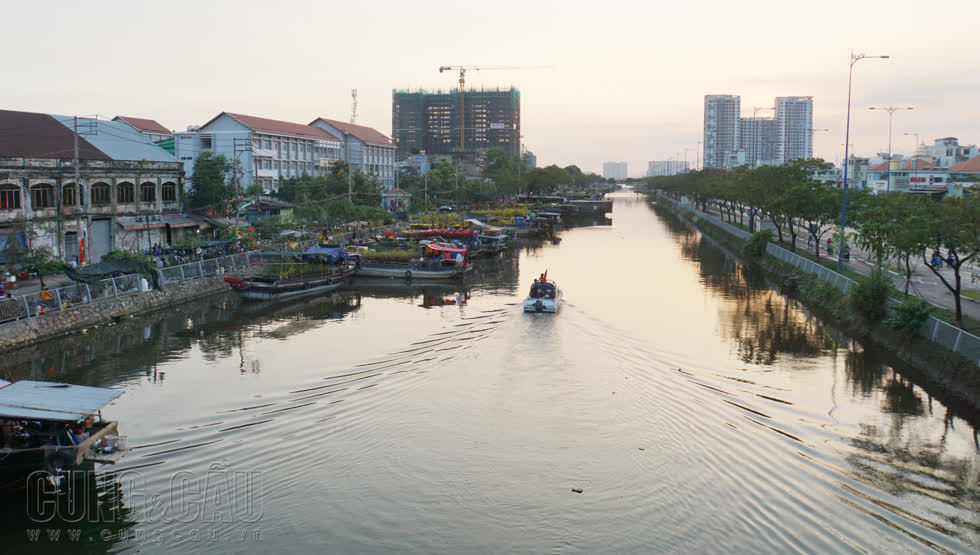 Hàng trăm chiếc ghe, thuyền chở đầy ắp các loại hoa kiểng từ các tỉnh miền Tây cập bến Bình Đông (quận 8, TP Hồ Chí Minh) phục vụ người dân mua sắm vào những ngày giáp Tết.