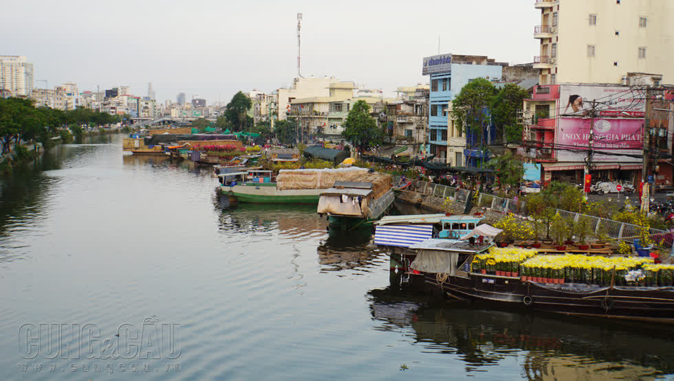  Nhìn từ trên cao, những chiếc thuyền xếp thành hàng bên bờ kênh Tàu Hủ, tạo thành chợ hoa xuân độc đáo 