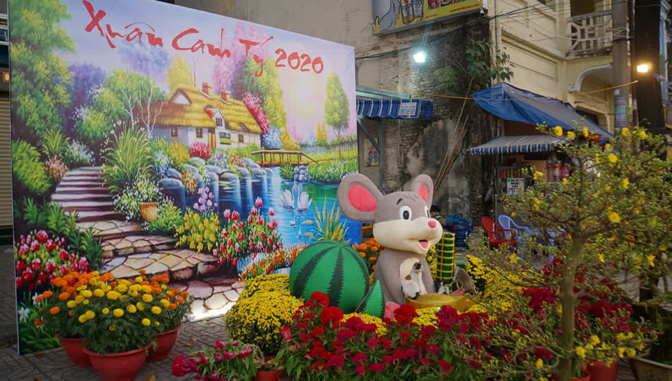  Tại chợ hoa bến Bình Đông còn nhiều tiểu cảnh trang trí, trở thành nơi vui chơi, chụp ảnh của các em nhỏ. 