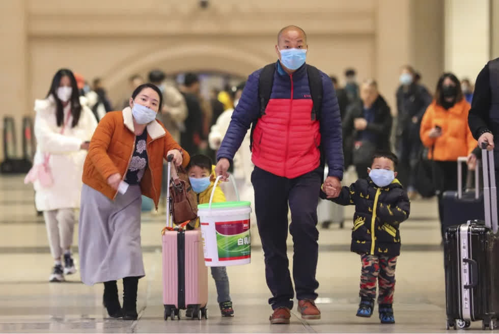 Khách du lịch tại ga xe lửa Hankou ở Vũ Hán vào ngày 21/1/2020. Sân bay và nhà ga của thành phố chật cứng khi du khách cố gắng rời khỏi thành phố tại tâm chấn của vụ dịch. Ảnh: AP