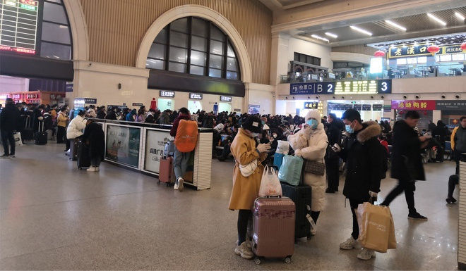 Hành khách tại ga tàu Vũ Hán đang đợi chuyến tàu rời thành phố sáng 23/1. Ảnh: SCMP.