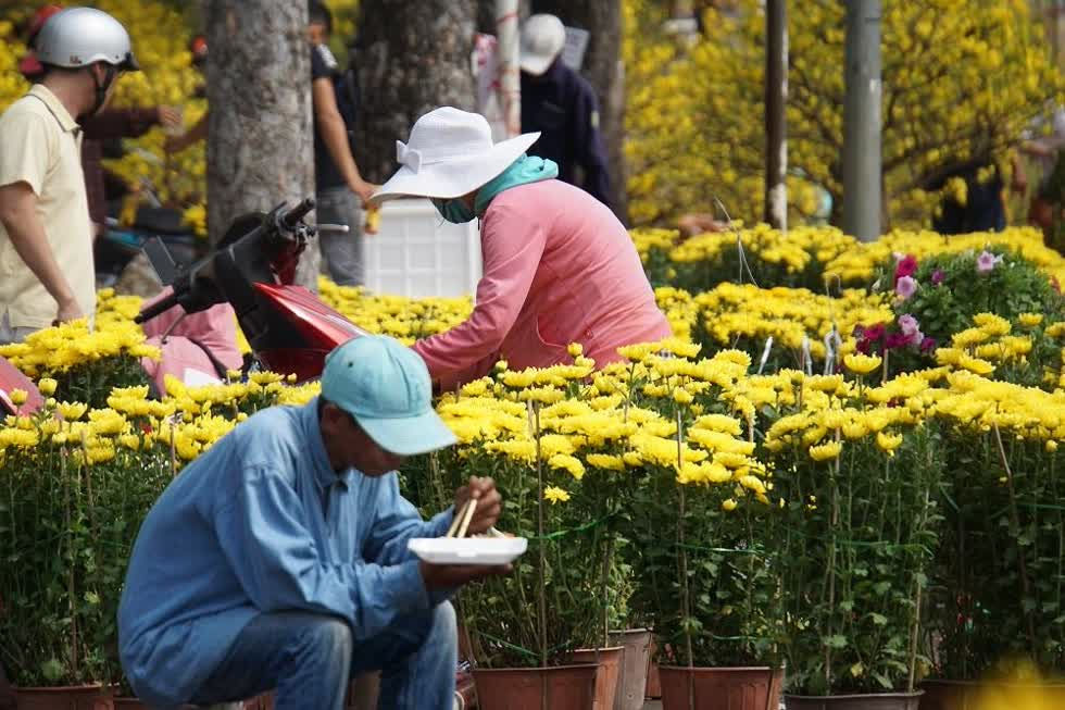 Người buôn hoa kiểng với bữa cơm trưa dưới cái nắng gắt trước khi chia tay Sài Gòn hoa lệ, kết thúc những ngày ăn ngủ cùng hoa Tết để trở về nhà chuẩn bị đón giao thừa.