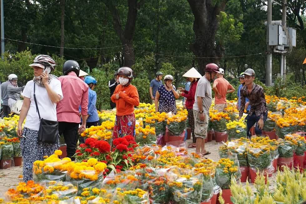 Trưa 30 Tết, người dân đổ về chợ hoa công viên Gia Định để mua hoa về chưng Tết.