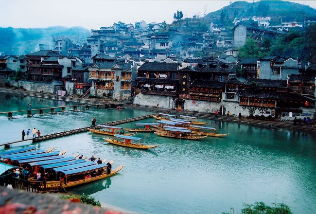   Phương Hoàng Cổ Trấn, một địa điểm du lịch nổi tiếng của Trung Quốc.  