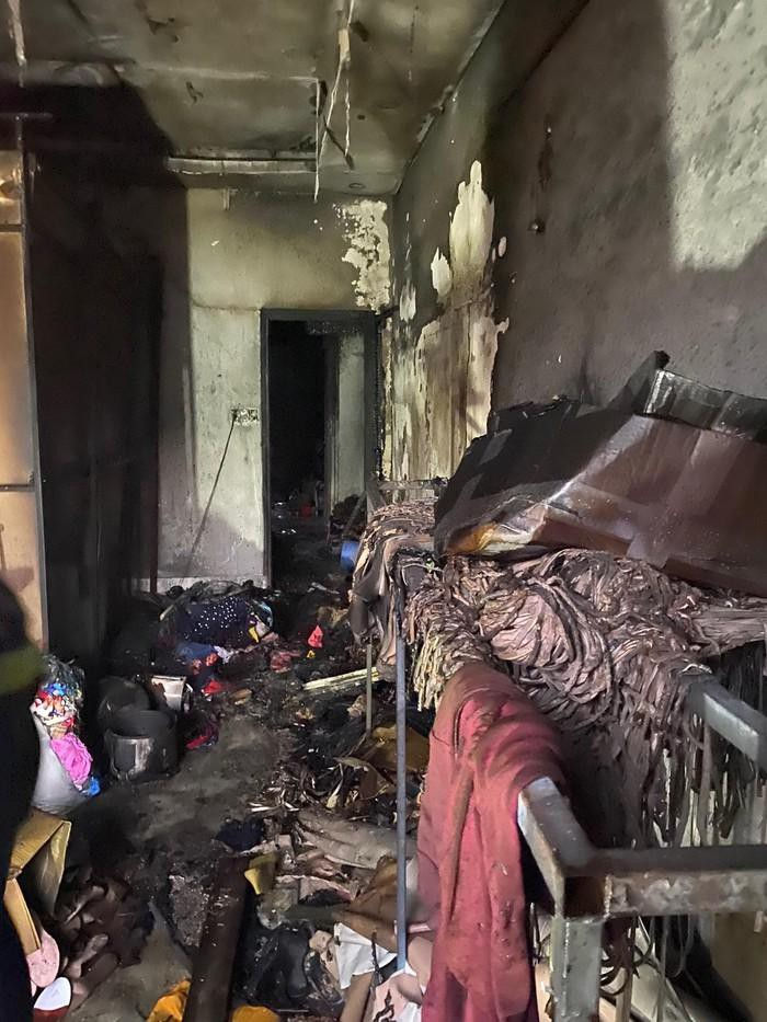Căn nhà nằm sâu trong hẻm nhỏ nên người dân không thể tự thoát ra ngoài khi có hỏa hoạn.
