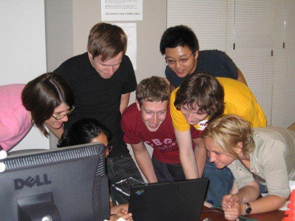 Mark Zuckerberg cùng một số người bạn tạo ra Facebook trong phòng ký túc xá.