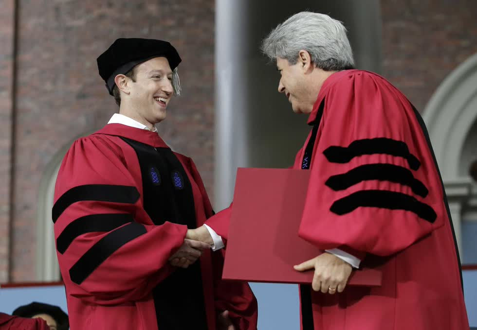 Tháng 5/2017, Mark Zuckerberg được mời trở lại trường cũ Harvard để nhận bằng tiến sỹ danh dự.