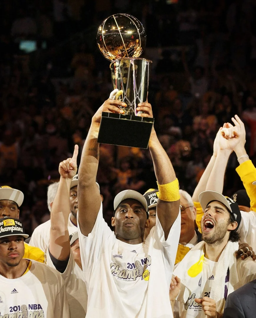 Kobe Bryant nâng chiếc cúp ăn mừng chiến thắng với tỷ số 83-79 khi đội Los Angeles Lakers vào ngày 17/6/2010.