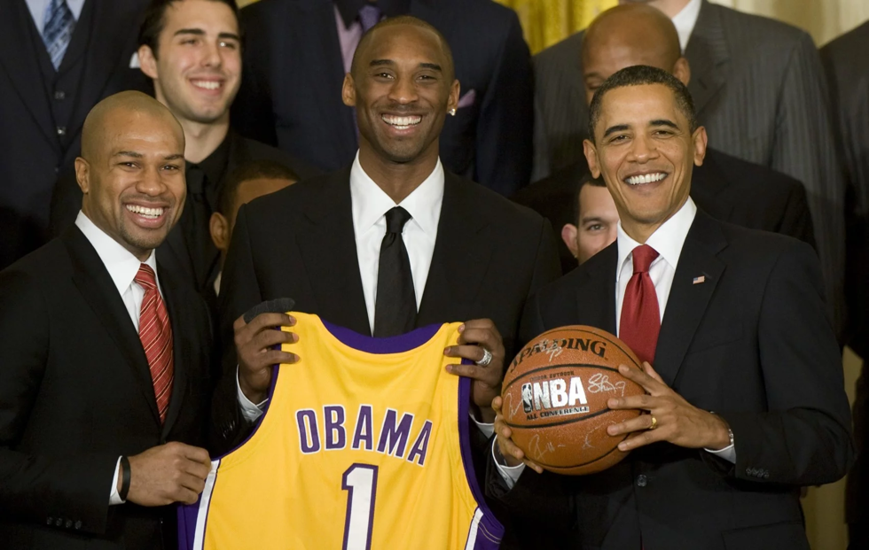 Năm 2010 cựu Tổng thống Barack Obama chụp ảnh với đội Los Angeles Lakers tại Nhà Trắng.