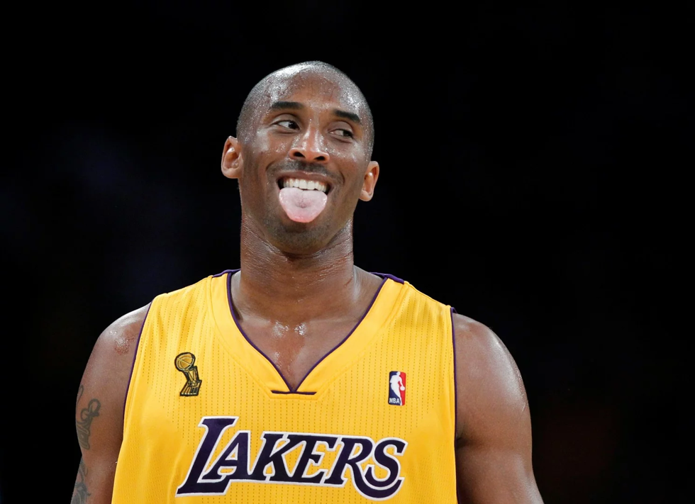 Kobe Bryant sau một quả ném bóng tại giải nhà nghề ở Los Angeles ngày 26/10/2010. Ảnh: Reuters.