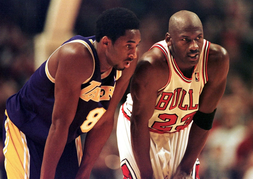 Kobe Bryan trao đổi trong một nỗ lực ném bóng tự do vào ngày 17/12/1997 tại United Center ở Chicago. Ảnh AFP.