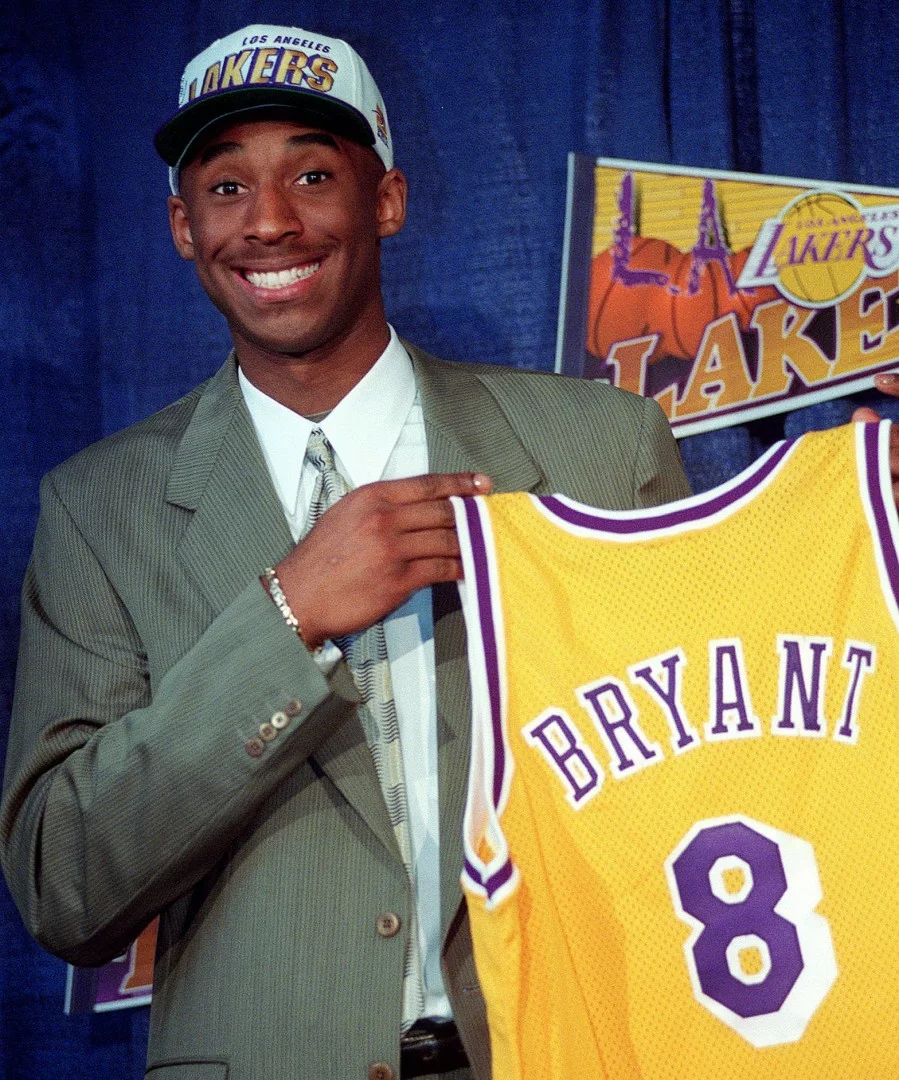 Bức ảnh chụp ngày 12/7/1996 khi anh 17 tuổi. Kobe Bryan đã nói đùa với giới truyền thông khi anh cầm chiếc áo của đội Los Angeles Lakers trong cuộc họp báo diễn ra tại Great Western ở Inglewood, California. Ảnh: AP.