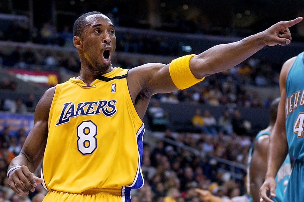 Ảnh chụp năm 2002, Kobe Bryan chỉ cho một đồng đội trong một trận bóng rổ NBA ở Los Angeles. Ảnh: AP.