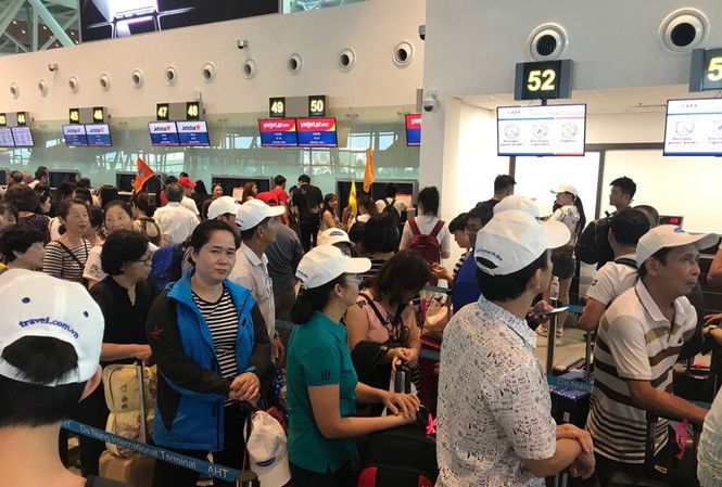   Du khách tấp nập làm thủ tục tại sân bay Đà Nẵng. Ảnh: Tiền phong  