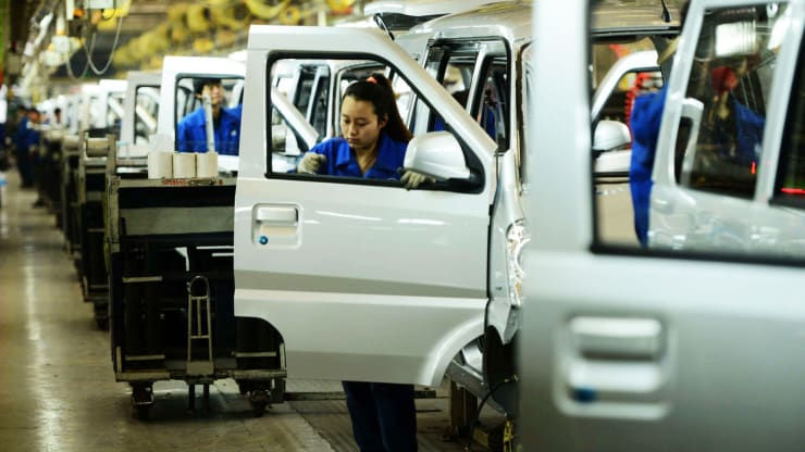 Lao động làm việc tại chi nhánh Thanh Đảo của SAIC-GM-Wending ô tô tại Thanh Đảo, Trung Quốc. Ảnh:AFP