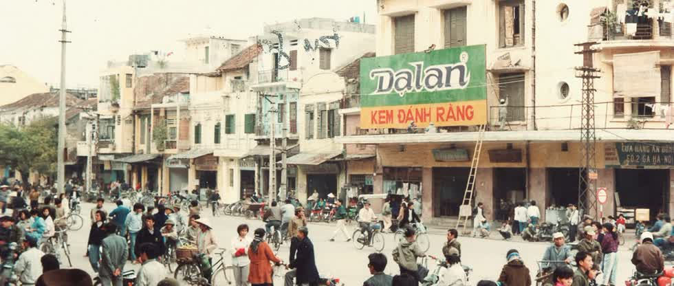 Năm 1995, ông Nhơn quyết định bán thương hiệu Dạ Lan cho Colgate với giá 3 triệu USD.