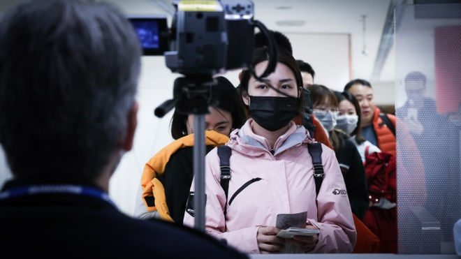 Hành khách đến từ Vũ Hán tại sân bay Narita của Nhật Bản đợi sàng lọc virus corona. Ảnh: Nikkei Asian Review.