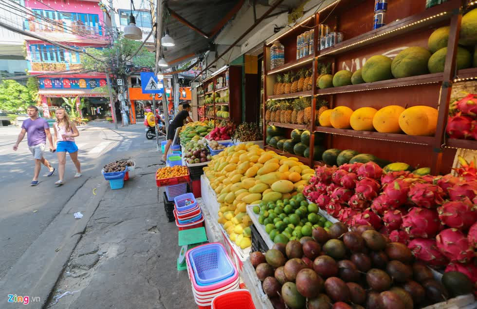 Sạp trái cây của anh Châu Thanh Tài trên đường Trần Quang Khải còn khá nhiều hàng vì không ai đến mua. Ảnh: An Bình.