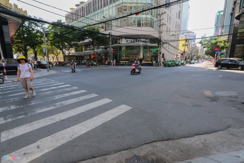 Đường phố tại Nha Trang vắng vẻ.
