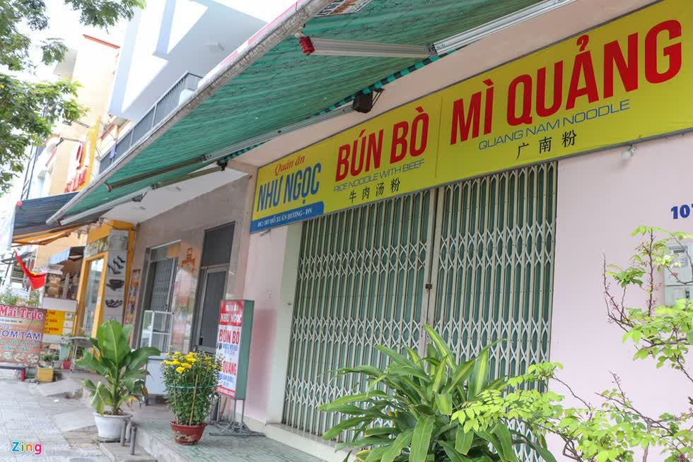Hàng quán trên đường Hồ Xuân Hương đóng cửa vì vắng khách.