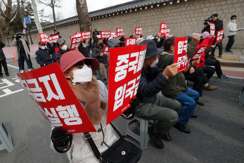 Người Hàn Quốc biểu tình kêu gọi cấm du khách Trung Quốc. Ảnh: AP.