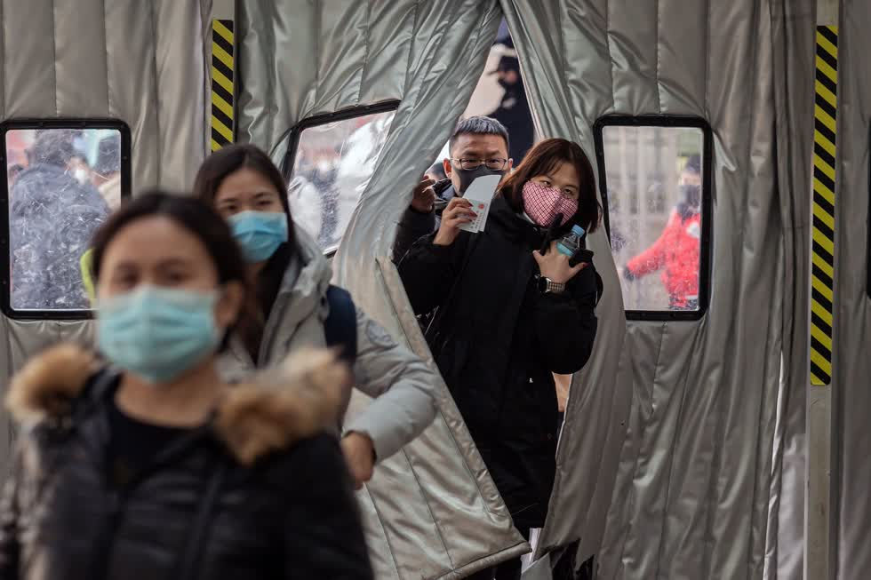 Khách du lịch đi vào ga đường sắt Tây Bắc hồi tuần trước khi chính phủ Trung Quốc tăng cường nỗ lực kiểm dịch. Đến nay, virus corona đã xuất hiện ở tất cả 30 tỉnh của Trung Quốc. Ảnh: Getty Images