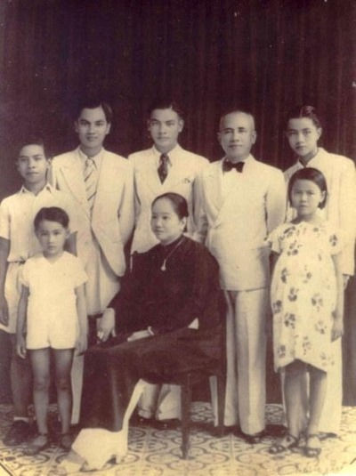 Tấm ảnh gia đình ông Trường Văn Bền cùng vợ và các con. 