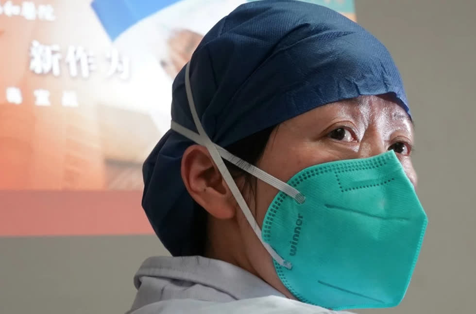 Các bác sĩ ở Trung Quốc đang phải căng sức để chống chọi với dịch virus corona.