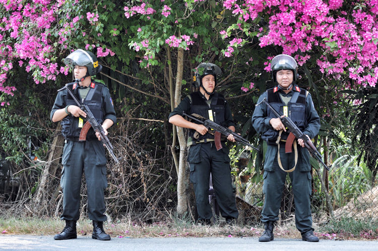 Hàng trăm cảnh sát vũ trang bố ráp ở ấp Bốn Phú truy tìm Tuấn Khỉ. Ảnh: Vnepress.net