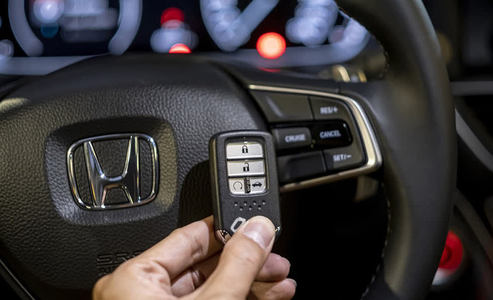 Các tiện nghi hiện đại hỗ trợ người lái xe khá nhiều khi vận hành Honda Accord 2020.              Vô-lăng ba chấu thể thao tích hợp cảm biến theo tốc độ cùng lẫy gẩy số vô-lăng đem lại cảm giác lái tốt cho Honda Accord 2020.        