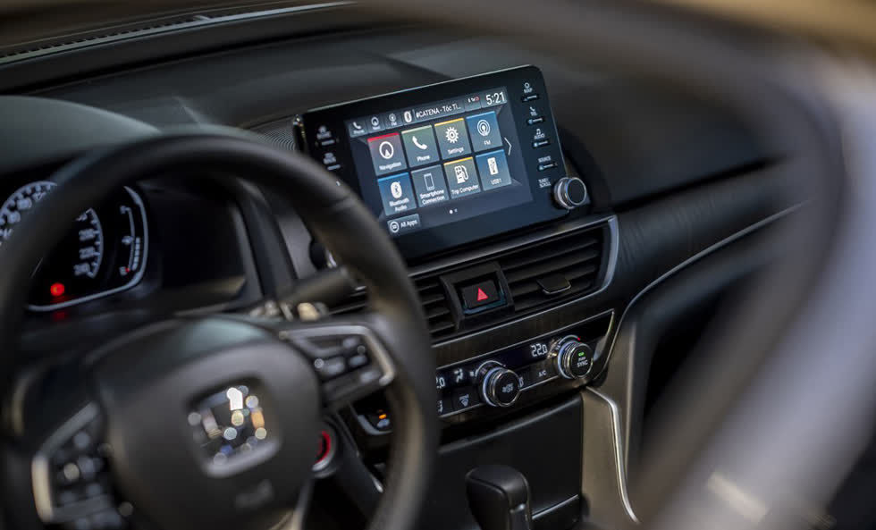 Cụm màn hình trung tâm, điều hoà tự động được tái thiết kế tạo cảm giác trẻ trung, hiện đại cho không gian nội thất bên trong Honda Accord 2020.