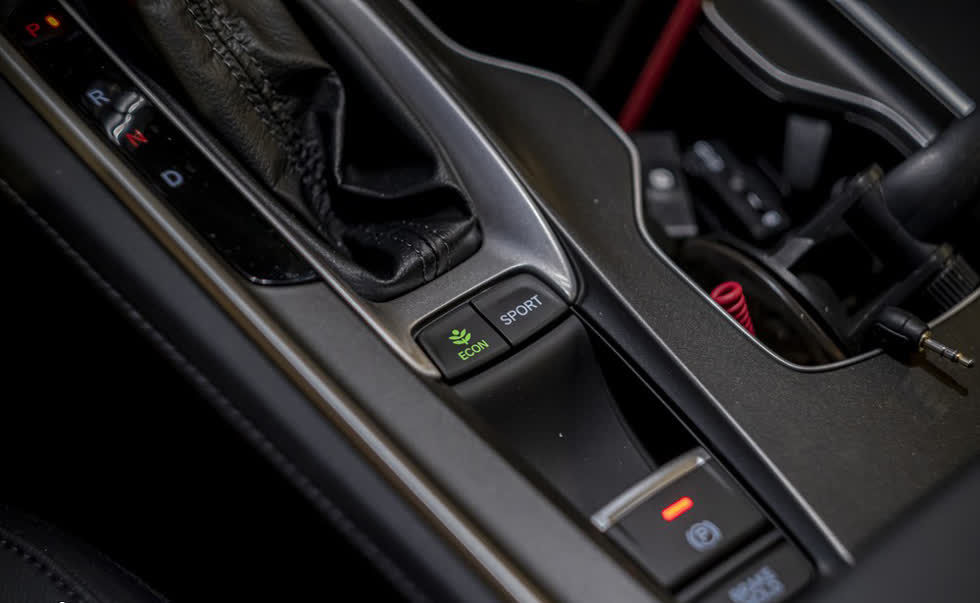 Ba chế độ lái bao gồm Econ, Normal, Sport sẽ mang lại cảm giác lái đa dạng cho Honda Accord 2020.